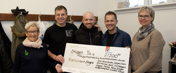 På billedet ses Aase Lindbøgh Nielsen, Rico Eiersted fra Coast2Coast, Jimmie Therp, Thomas Kragh Pedersen fra SOUT, og Pia Sørensen fra Spar Nord. Endnu en flot donation til Caféen for Kræftramte