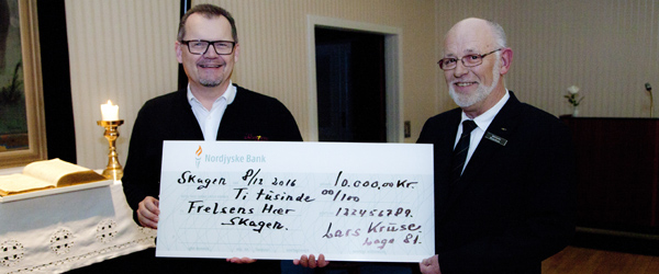 Benny Munk (tv) modtager den flotte donation af Ceremonimester Kurt Larsen. Flot donation til Frelsens Hær fra Odd Fellow Logen