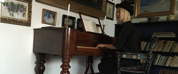 Victoria Cecilia ved klaveret i Drachmanns hus. Julen bringer stjerner til museet