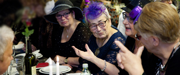 Det er blevet en tradition at man møder op til nytårskuren iført hat. Nutidens festlige kvinder holdt nytårskur