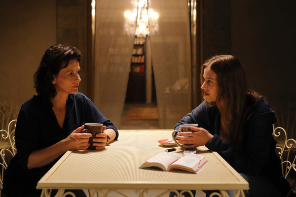 Hovedrollerne i L’attesa spilles af Juliette Binoche og Lou de Laâge, som her ses i en scene fra filmen. SeniorBio på Sicilien