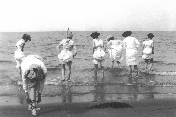 ”Strandløver og Badenymfer” ”Strandløver og Badenymfer”