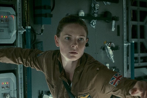 I en scene fra filmen ses her Rebecca Ferguson. Biografen på mission i rummet