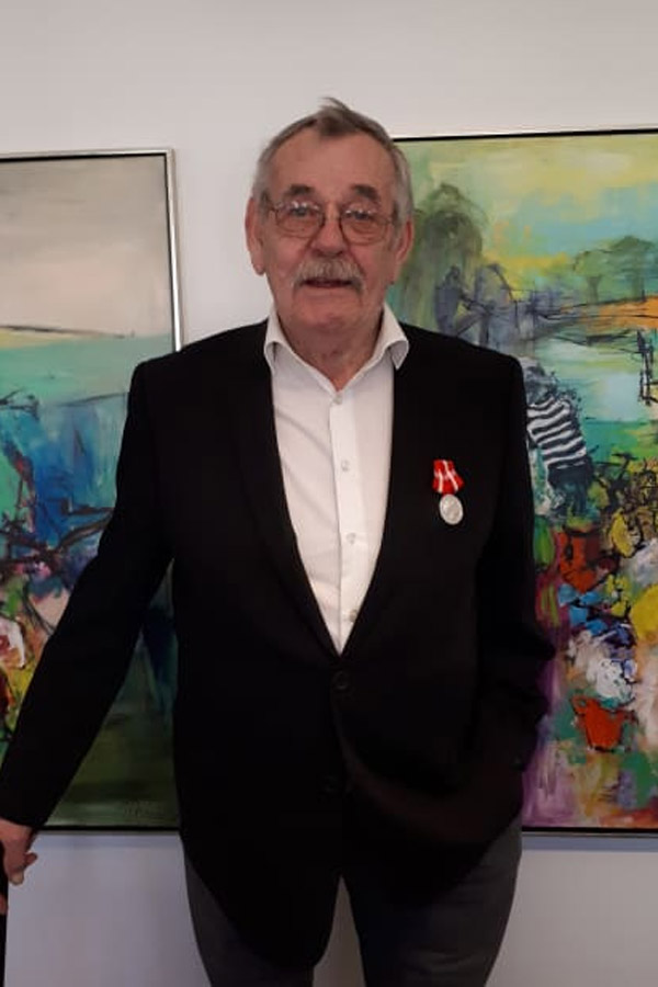 Strandfoged Niels Erik Christophersen med sin fortjenstmedalje.