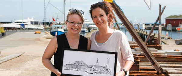 Ann Mette Willhöft og Christine Bilde. Foto: : Jan Nanfeldt. Ålbæks lokale kunstner Christine Bilde lancerer ”Ålbæk plakat”