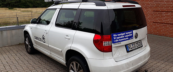 Hvid bil på tyske plader fotograferer vejene