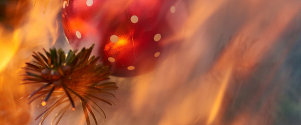 Pas pÄ gran og julelys. UndgÄ at brand ÞdelÊgger din jul. Foto: Colourbox/Erik Rosenlund. Levende lys, gran og julehygge er en brandfarlig cocktail