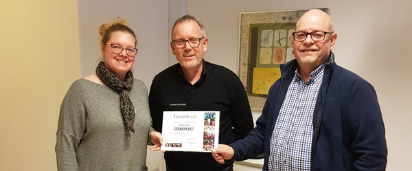 På billedet ses, i midten, den ene af de 2 indehavere af XL-BYG i Elling, Læsø og Tårs, Torben Svendsen.
På hver side står Aalbæk Sjøw’s henholdsvis kasserer Anne Mie Juul Pedersen og formand Søren Hjortnæs. ForårsRevyen blev endnu engang begavet af XL-Bygs foreningsstøtte