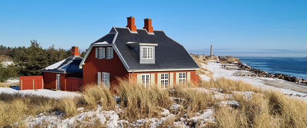 På fotoet ses januar måneds foto af Betty Nansens Hus. Ny Skagen Fotokalender på gaden