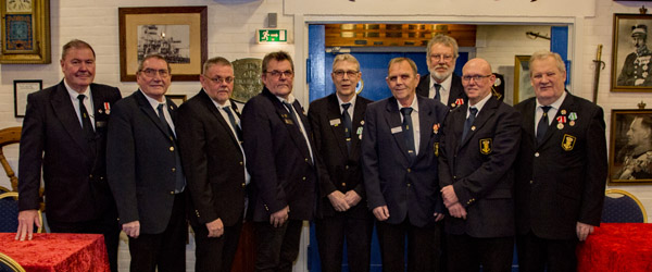 Marineforeningens bestyrelse: Bjarne Hansen, Karl Damgaard, Peter Muhlig, Rune Thomsen, Per Sloth, John Østergaard, Frank Zobbe, Michael Nielsen og Frank Mortensen. Erik Storgaard var ikke til stede ved fotograferingen. Skagen Marineforening fyldte rundt