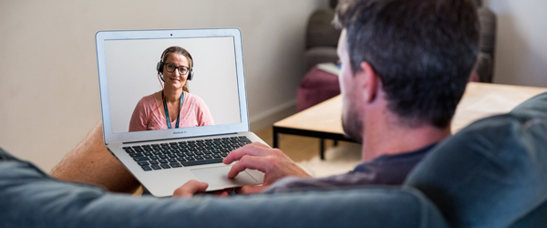 Mange danskere kan undgå lange ventetider til psykologhjælp, hvis de benytter tilbud som PensionDanmarks online psykolog. Foto: Ursula Bach/PensionDanmark . 47.000 nordjyder kan komme til psykolog med få dages varsel