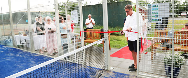 Regionsdirektør Anders Mortensen klipper snoren til Tennisklubbens Padelbane. Sparekassen Danmark vægter stadig lokal forankring højt
