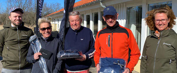 Vinderne i B-rækken:
Fra venstre: Fra Nordjyske bank ses Mads Reimer Andersen. Nr. 1 Karin Landbo Larsen 37 point. Nr. 2 Per Jensen 37 point. Nr. 3 Carl-Ole Kørner 35 point. Til højre ses Susanne Holst fra Nordjyske Bank. Årets første turnering spillet