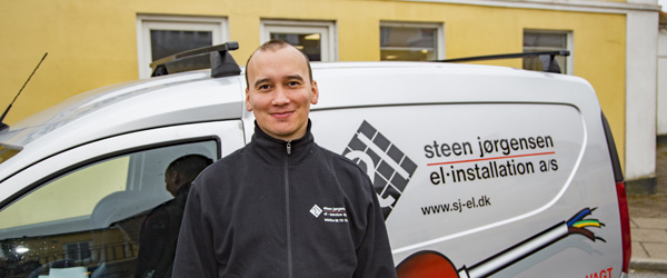 Nikolaj Houkjær Vejrum er oprindeligt fra Præstbro, men bor nu i Ålbæk med konen og to små børn. Det er faktisk to firmaer !