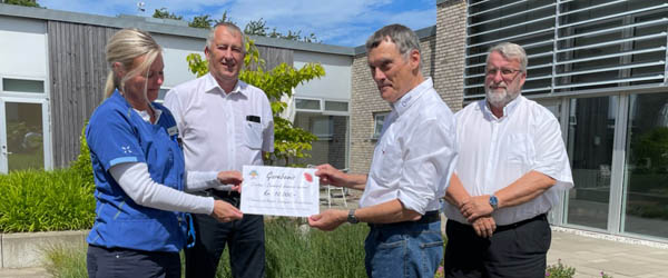 Fra venstre, souschef Anni Hansen, Hospice Vendsyssel, Thorkild Hansen, Civitan Sæby, Jens Bay-Nielsen, Civitan Skagen, Mogens Brun områdeleder Civitan i Danmark. 10.000 kr fra Civitan til Hospice Vendsyssel