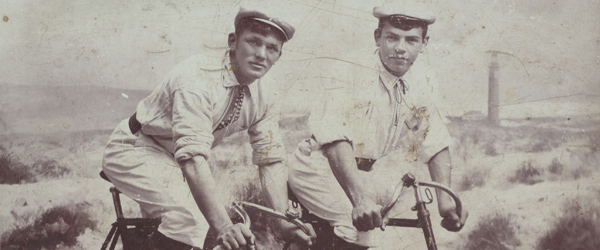 Albertine Petersen var fotograf i Skagen fra 1904 til 1911. I den korte periode lavede hun mange prægtige optagelser, primært i atelieret på Sct. Laurentii vej 29. På et tidspunkt havde to kække cyklister arrangeret sig foran scenetæppet med Det Grå Fyr. Dem får vi måske næppe identificeret, men der er masser af nyere fotografier, som man gerne vil have et bud på i Lokalhistorisk Arkiv Skagen. HJÆLP! – med at identificere fotografier…