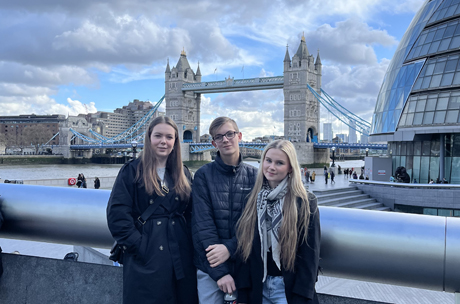 Helena Mona MĂžlgaard Hansen, Marcus Nygreen Ammonsen og Simone Hansen. EUX Business elever vendt hjem fra to ugers sprog- og praktikophold i London