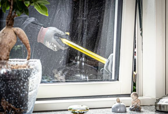 Hvert år oplever mange danskere at komme hjem efter sommerferien til et hus eller en lejlighed, hvor indbrudstyve har været på spil. GF Forsikring giver gode råd til at gøre livet besværligt for de ubudne gæster. FOTO: GF Forsikring Indbrudstyvene holder ikke sommerferie: Stjæler for mere end før