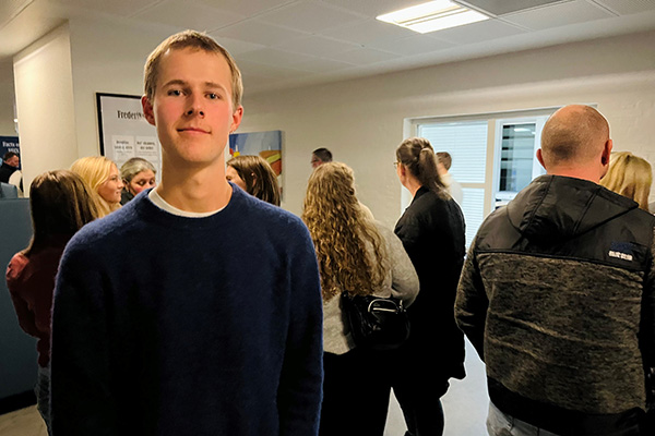 Emil Kajgaard var taget turen hjem fra København for at fortælle om sin studietid på Frederikshavn Handelsskole 180 til åbent hus på Frederikshavn Handelsskole