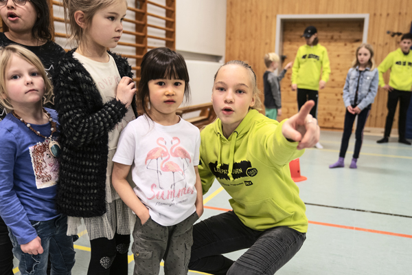 Der er aktive Legepatruljer over hele landet, hvor store elever - som her på Thyregod Skole - sætter gang i frikvartersaktiviteter for deres yngre skolekammerater. Nu etablerer Dansk Skoleidræt med støtte fra LEGO Fonden en version særlig målrettet specialundervisningstilbud.
Foto: Johnny Wichmann / Dansk Skoleidræt.
Nyt projekt skal styrke legen for elever i specialundervisning