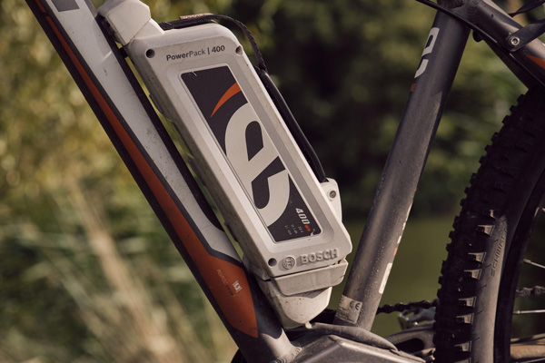 Batterier til elcykler bliver stadig mere udbredte i danske hjem, hvilket kan øge risikoen for brandfare. Stor stigning i danske hjem: Her er 6 gode råd til at undgå farlige batteribrande