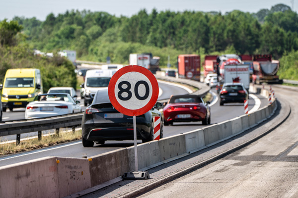Der er mange gode grunde til, at hastighedsgrænsen er lavere ved vejarbejder. Foto: Vejdirektoratet. Hastighedsgrænsen ved vejarbejder er ikke for sjov