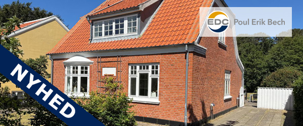 Rummelig villa med køkkenalrum, 2 stuer, udhus og stor have ved skov