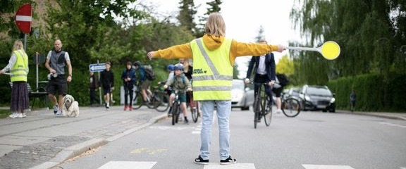 Skolepatruljerne nyder stor opbakning blandt danskerne og hjælper med at øge trygheden på skolevejen. Foto: Rådet for Sikker Trafik Alle elsker skolepatruljerne, men ….